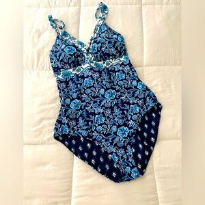 EUC Tommy Bahama one piece lace up back, reversible swimsuit. Size 10